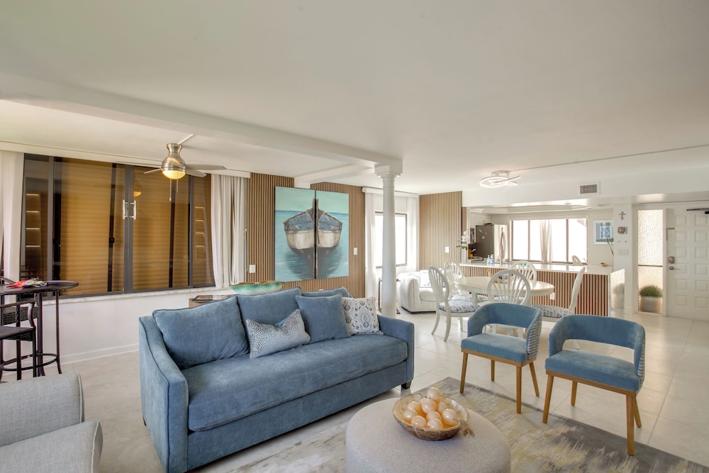 4 Mi to Lovers Key SP: Modern Condo w/ Ocean Views