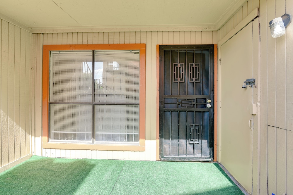 15 Mi to Dtwn Houston: Condo in Gated Community