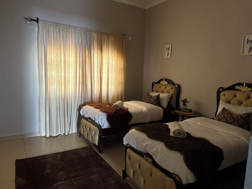 Spacious & Modern 3-bedroom Foxdale