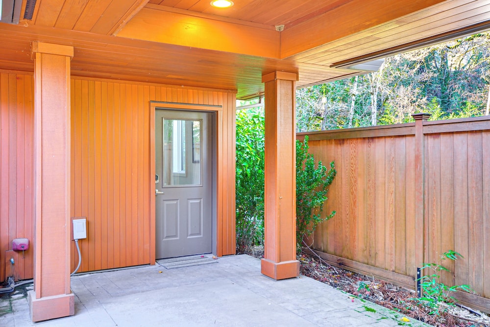 Walk to Willamette River: Studio in West Linn