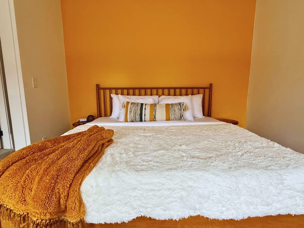 Short North Convention King Bed Parking Free