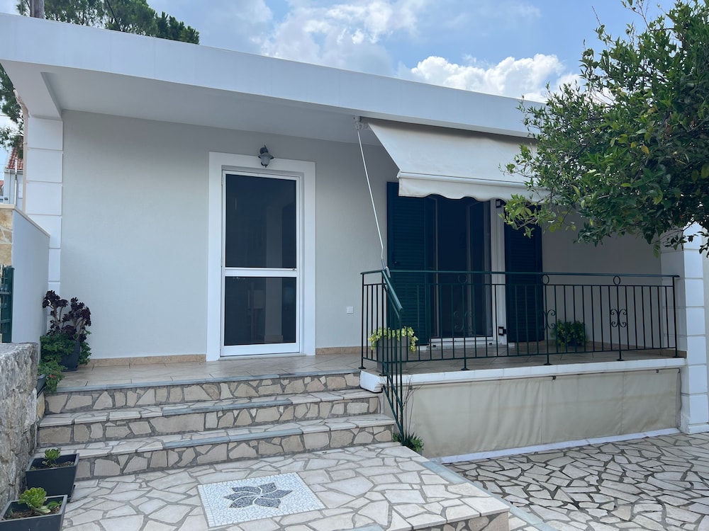 Kika Residence - 2 Bedroom House With Barbeque