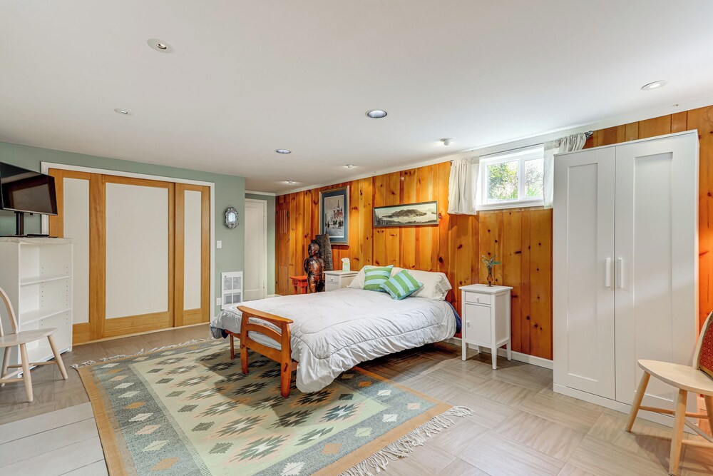 6 Mi to Dtwn Seattle: Walkable Home w/ Hot Tub