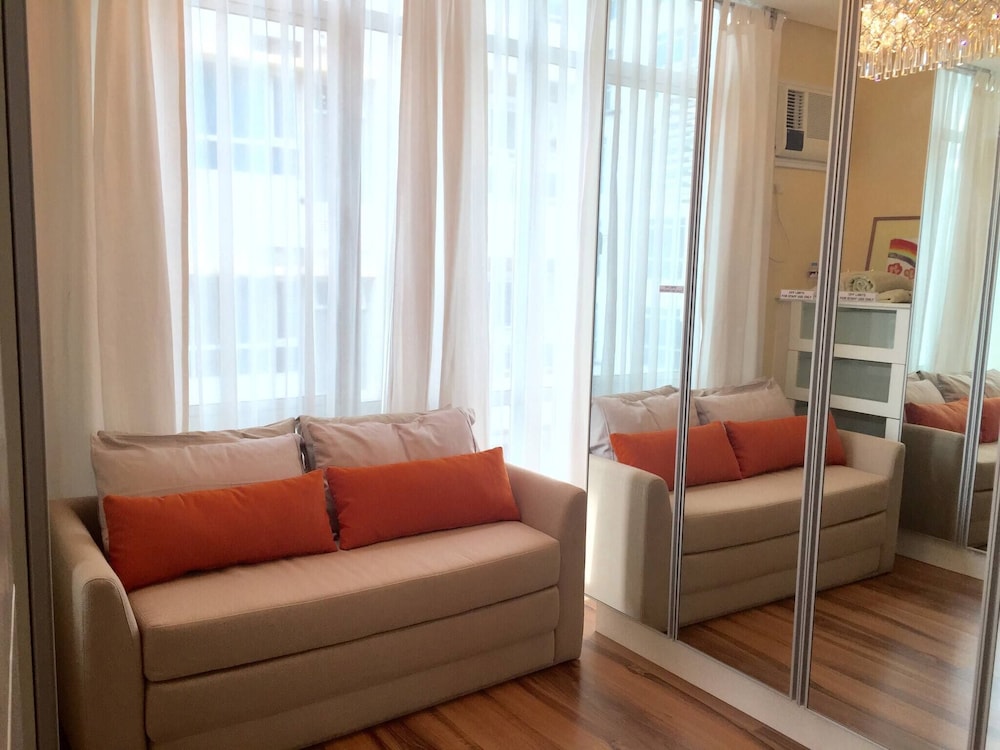 Elegant 2BR Apartment in Upscale Fort BGC Fast Wifi