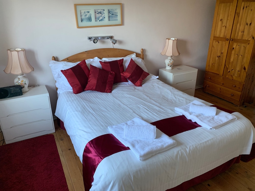 House - Sleeps 8, Close to Beach & Free Parking