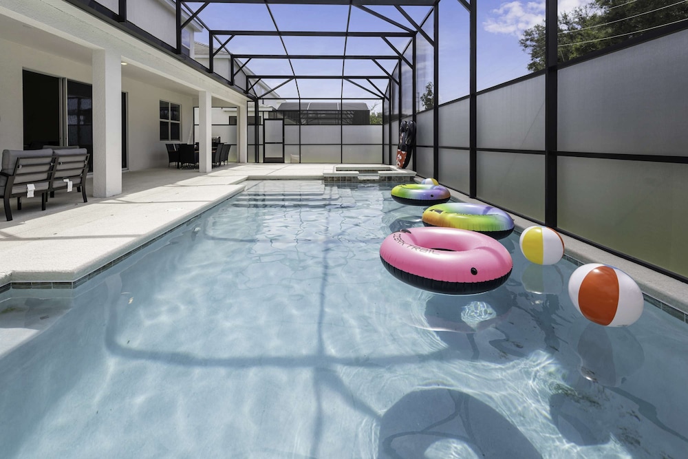 Family Villa w Pool Games n Themed Rooms