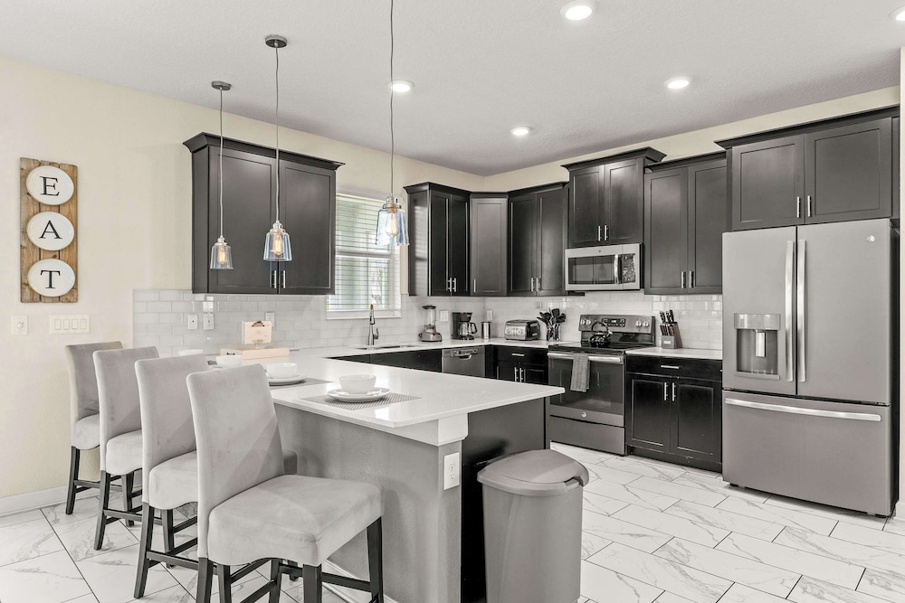 Resort Vibes At Championsgate - Home for 14 With Private Lanai