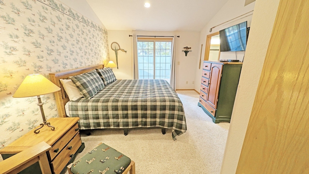 Snowshoe Inn-pyramid Mtn 7 3 Bedroom Home