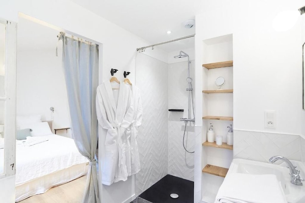 Maison 1634, casa de huéspedes con piscina en Pezenas — bathroom
