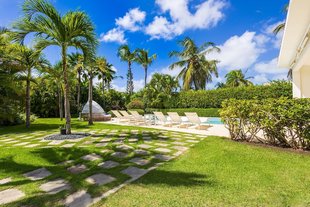 Villa Desiree 5BR Cocotal Luxury Villa Pool Maid