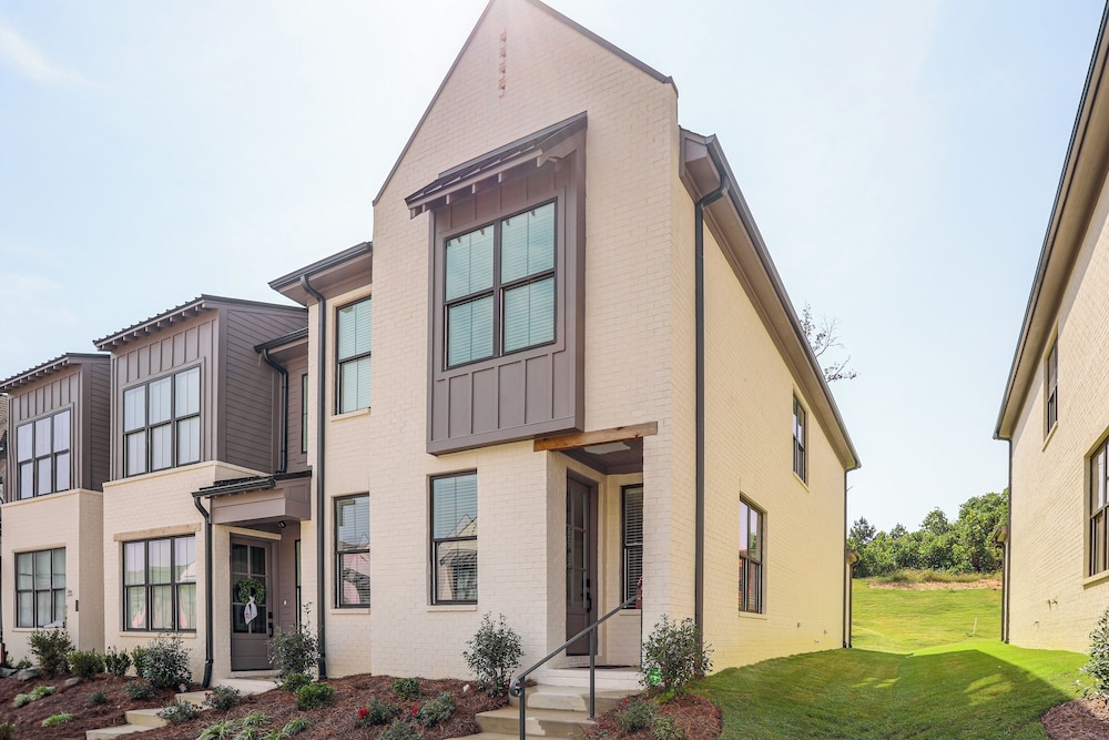 3 Mi to Ole Miss, New Build: Inviting Townhome!