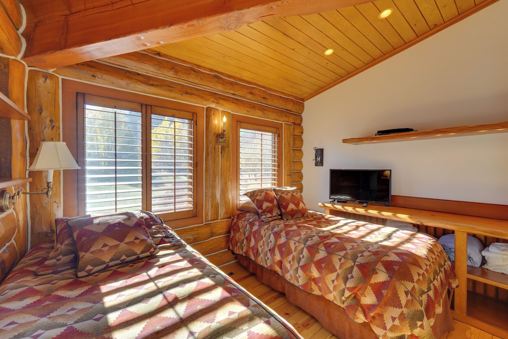 Sun Valley Log Home w/ Hot Tub & Mtn Views!