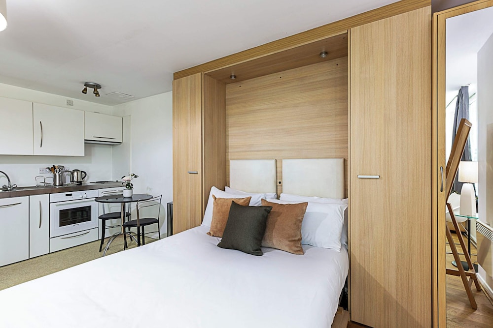 Modern Studio Apartment - St Georges Wharf view 5