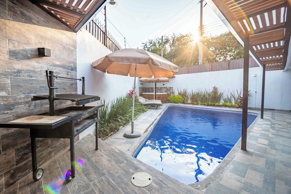 Spacious House Pool & Jacuzzi view 4