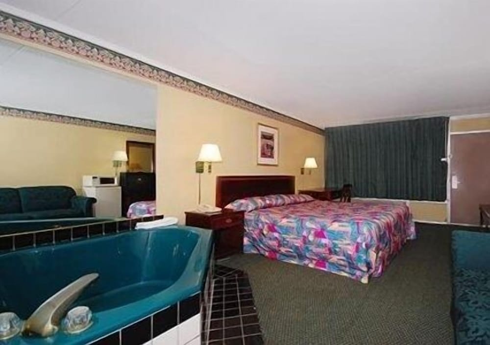 4 Mi to Surprise Stadium: Condo w/ Pool!