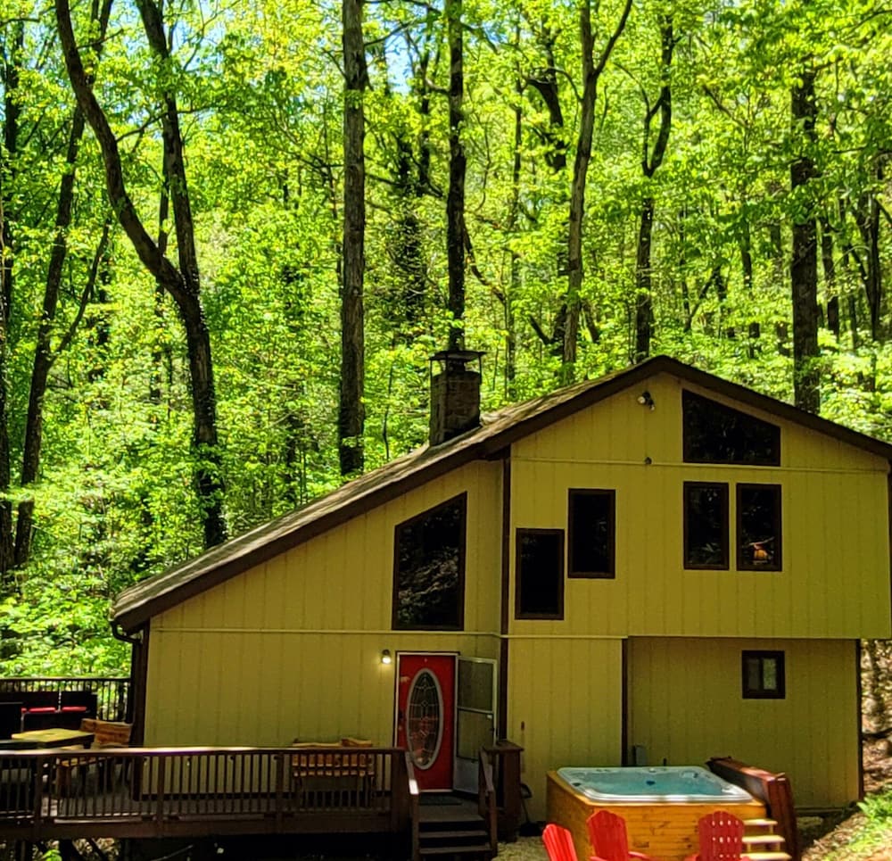 Bear Creek Lodge and Cabins in Helen Ga - Pet Friendly, River on Property, Walking Distance to downtown Helen