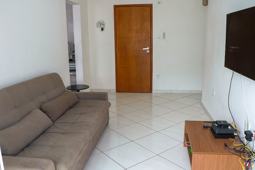 Apto com Wi-fi ar Cond e Garagem 100m da Praia