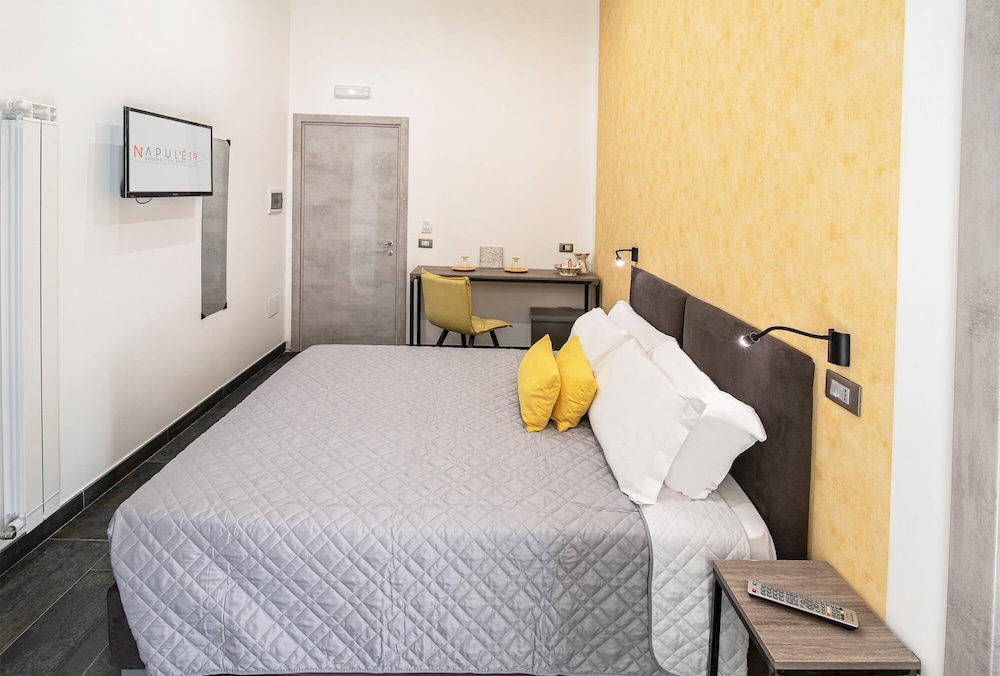 Napul 19 - Doppia A en Naples — hotel room