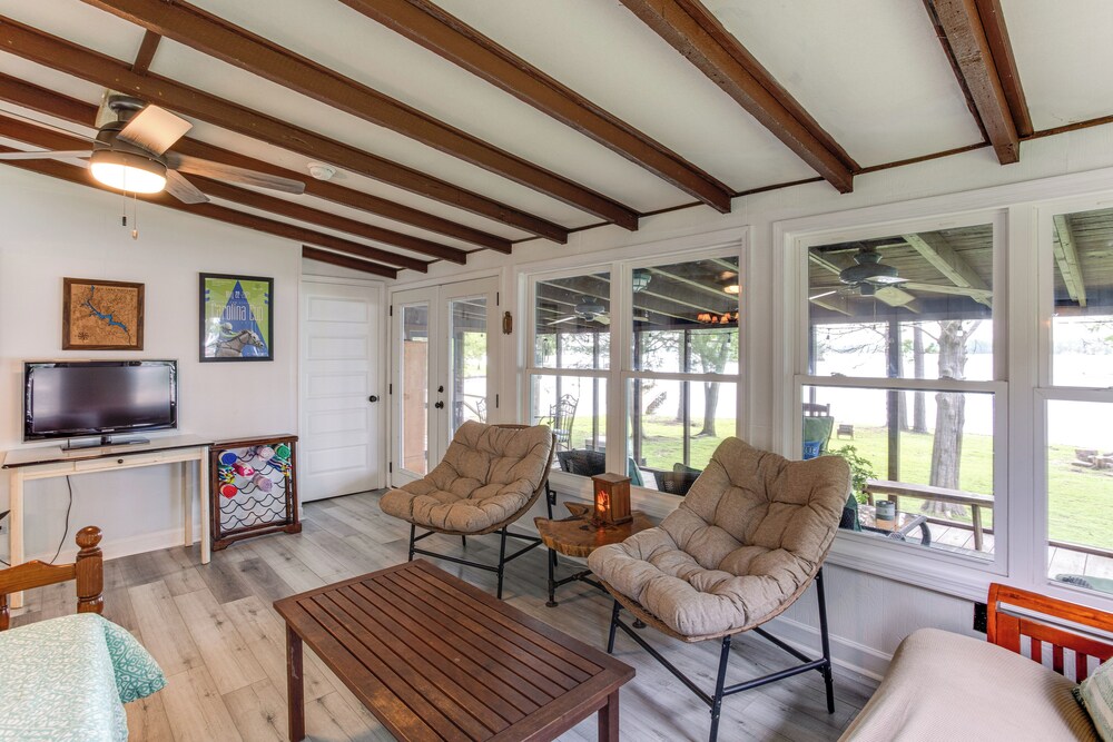 Lake Wateree Retreat: Dock & Screened Porch!