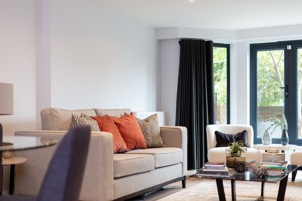 The Carlyle - Elegant Serviced Apartments