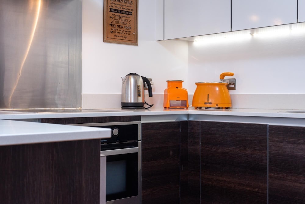 Two Bedroom Flat With Balcony in Central Wimbledon by Underthedoormat