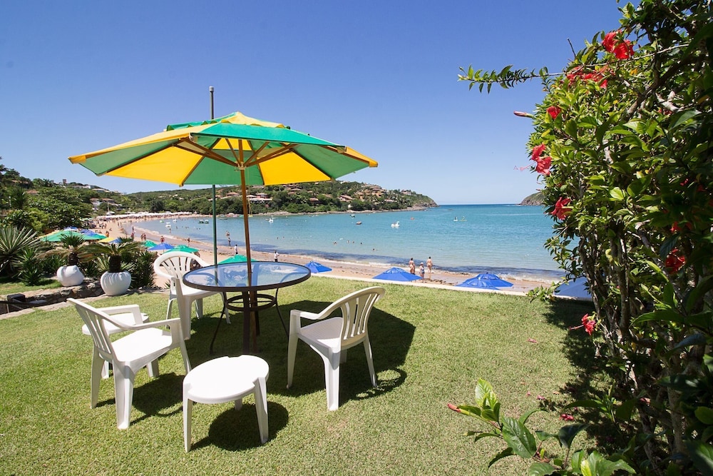 Casa com Cinco Quartos Pé na Areia