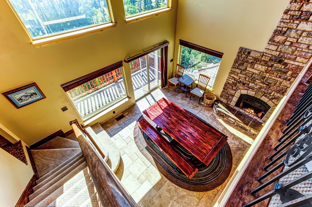 Cozy 4BR Mountain View Fireplace Deck