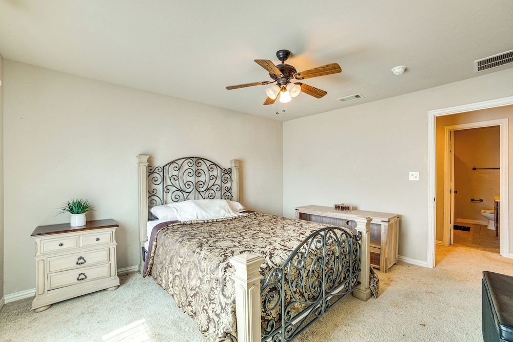 Spacious Texas Retreat w/ Community Pool