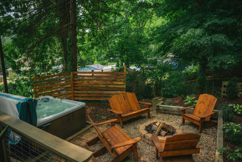 Lakefront Hilltop Cabin Hot tub Firepit