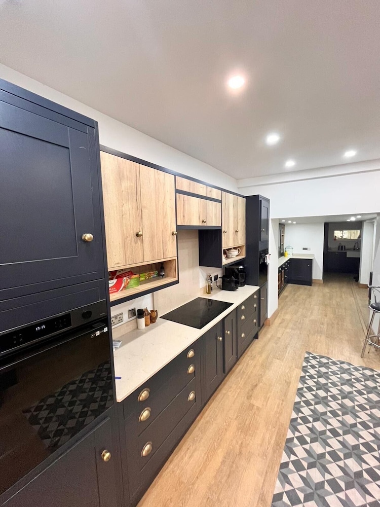 Spacious 6 Bedroom Retreat in Milford Haven