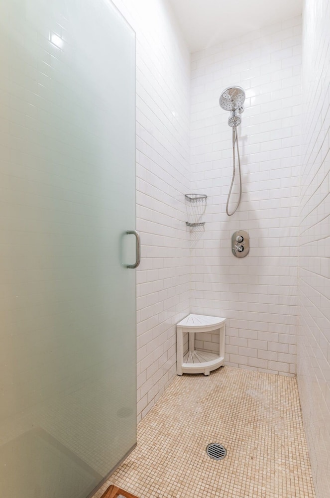 Adelphi I 3BR Ft Greene w Backyard Patio Porch