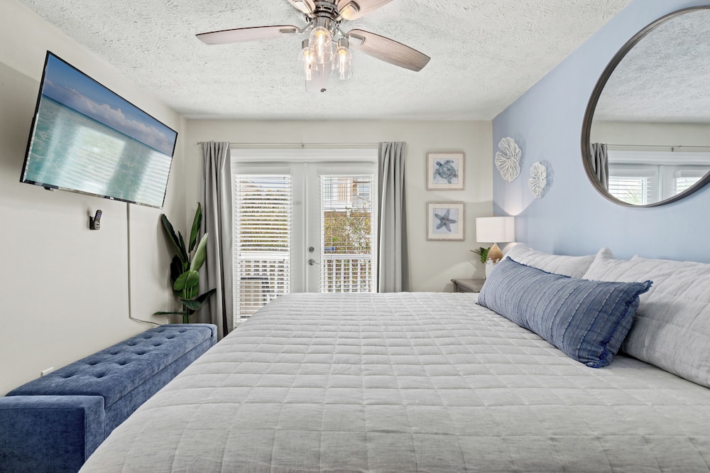 Escape to Sand Dollar Holler: Coastal Retreat, 3 Beds, 2.5 Baths, Sleeps 10!