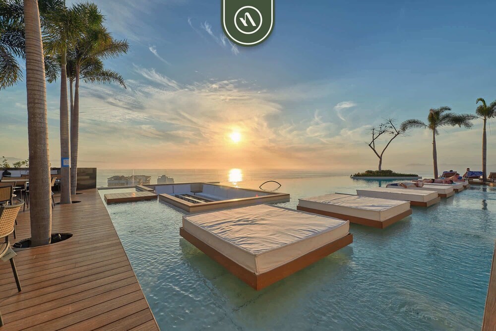 Condo With Balcony - Rooftop Pool With Ocean View
