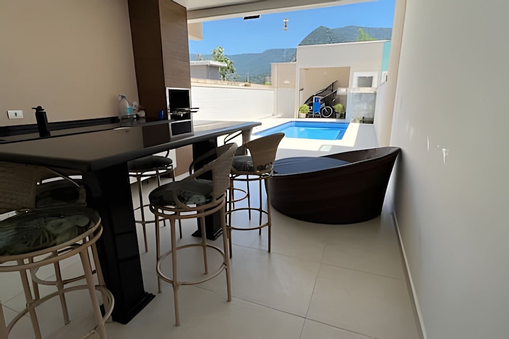 Casa com piscina em Boraceia