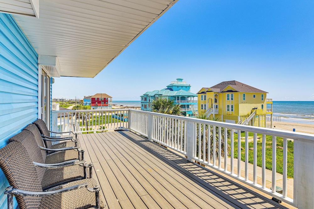 Walk to Beach: Home w/ 2 Decks in Galveston!
