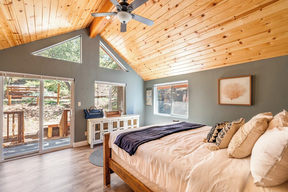 10 Mins to the Lake, Hot Tub & Game Room, Modern Cabin Bearpaw by Avantstay view 4