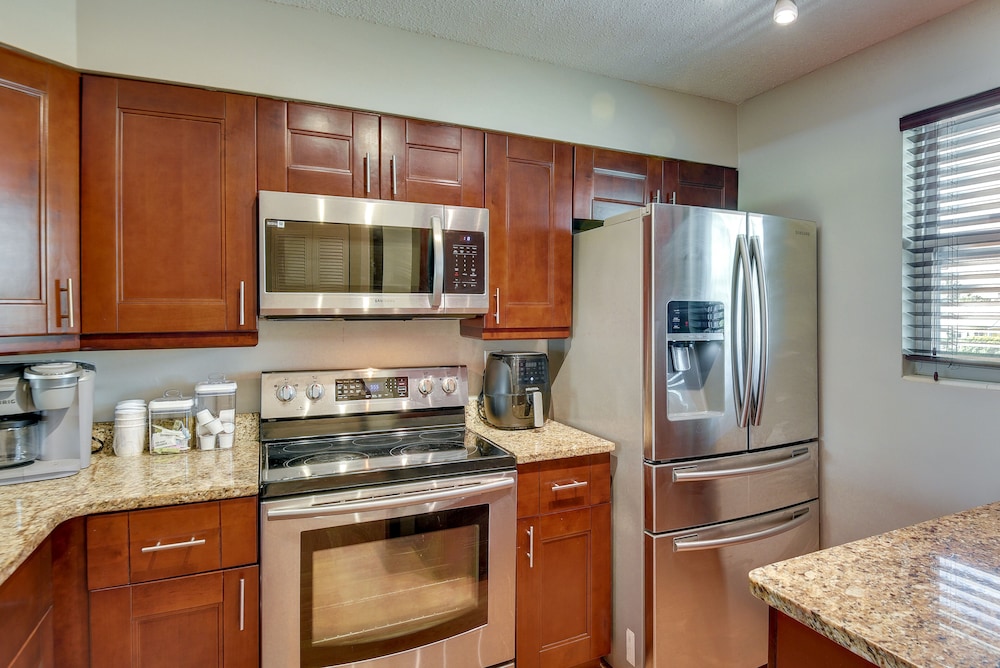 Florida Getaway - Balconies, Grill & Near Beaches!