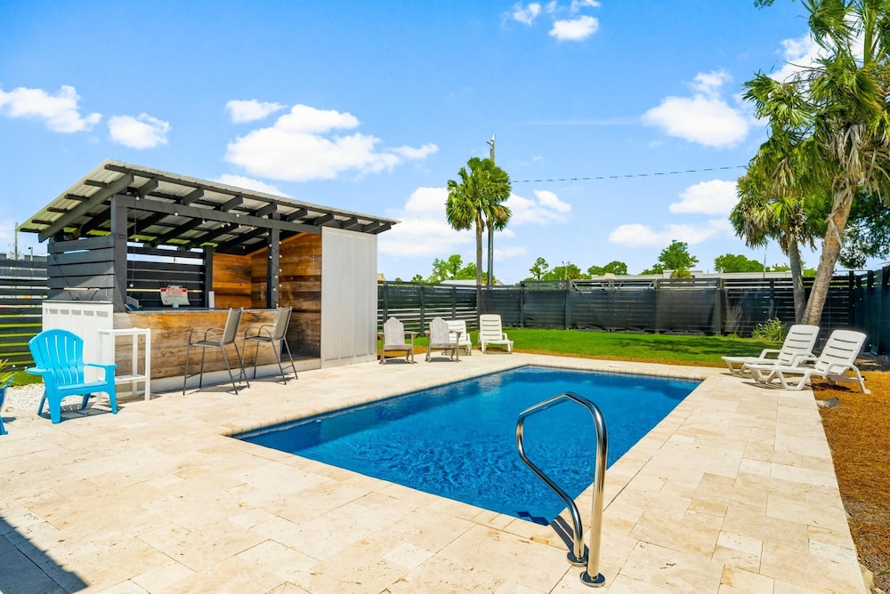 Beach House - 6th Street Retreat by PHG