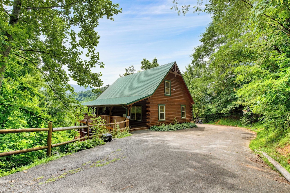 Triple Mountain View by Avantstay: Hot Tub, Game Room & Stunning Smoky Mountain Views