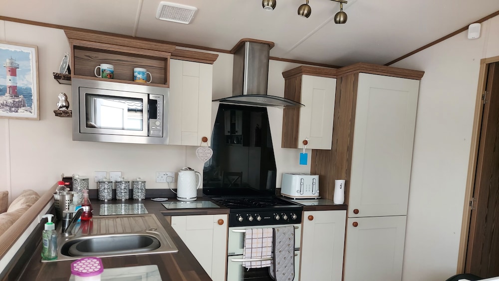 149 Unity Beach 6 Berth Encl Garden no Pets view 4