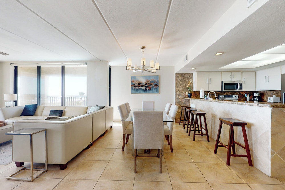 Gulf-view Corner 3BR w/ Balcony & Luxe Amenities
