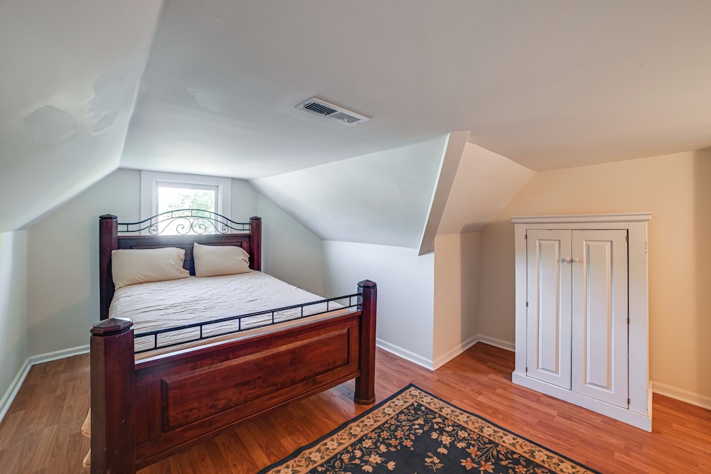9 Mi to Kentucky Lake: Spacious Victorian Home!