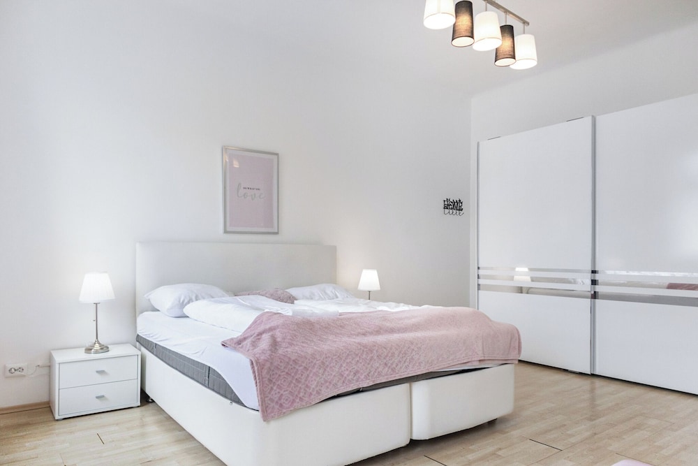 Elegant Room Shared Apt Heart of Vienna