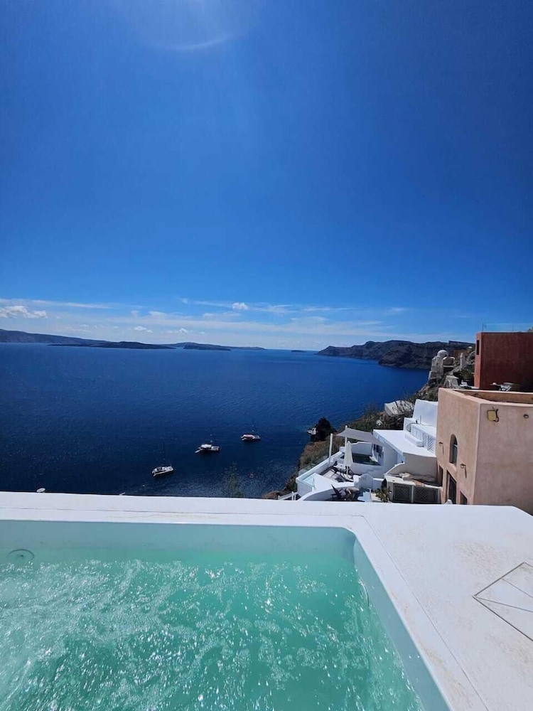 Phaos Oia Suites