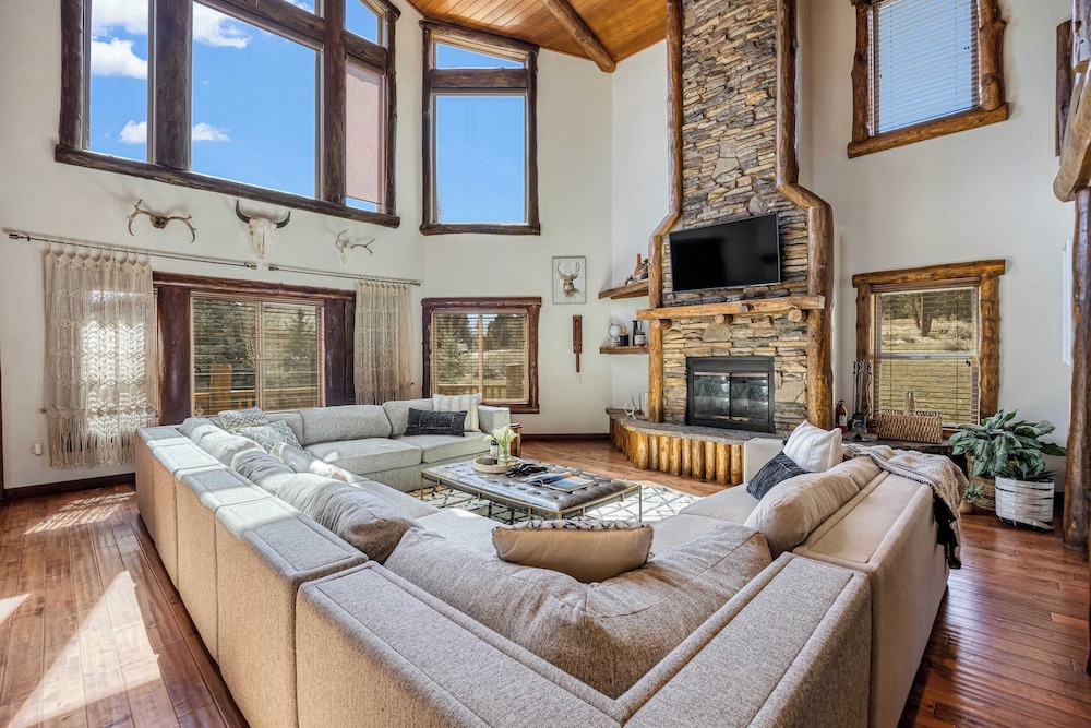 Group Cabin + Lake and Mountain View Pet-friendly, Fireplace, Games, Loft