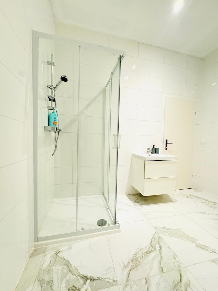 5BR Apt 10min to Matzleinsdorfer