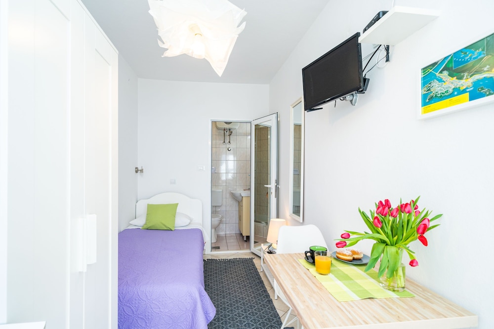 Jele Rooms