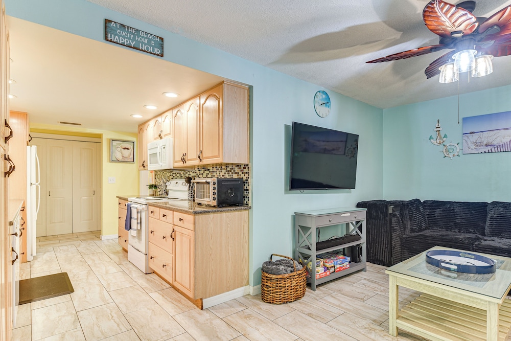 6 Mi to Clearwater Beach: Home w/ Furnished Lanai
