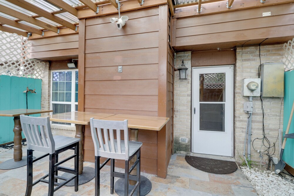 Houston Townhome 4 Mi to Airport: Central Location