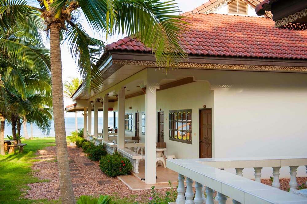 Bansaithong Beach Resort